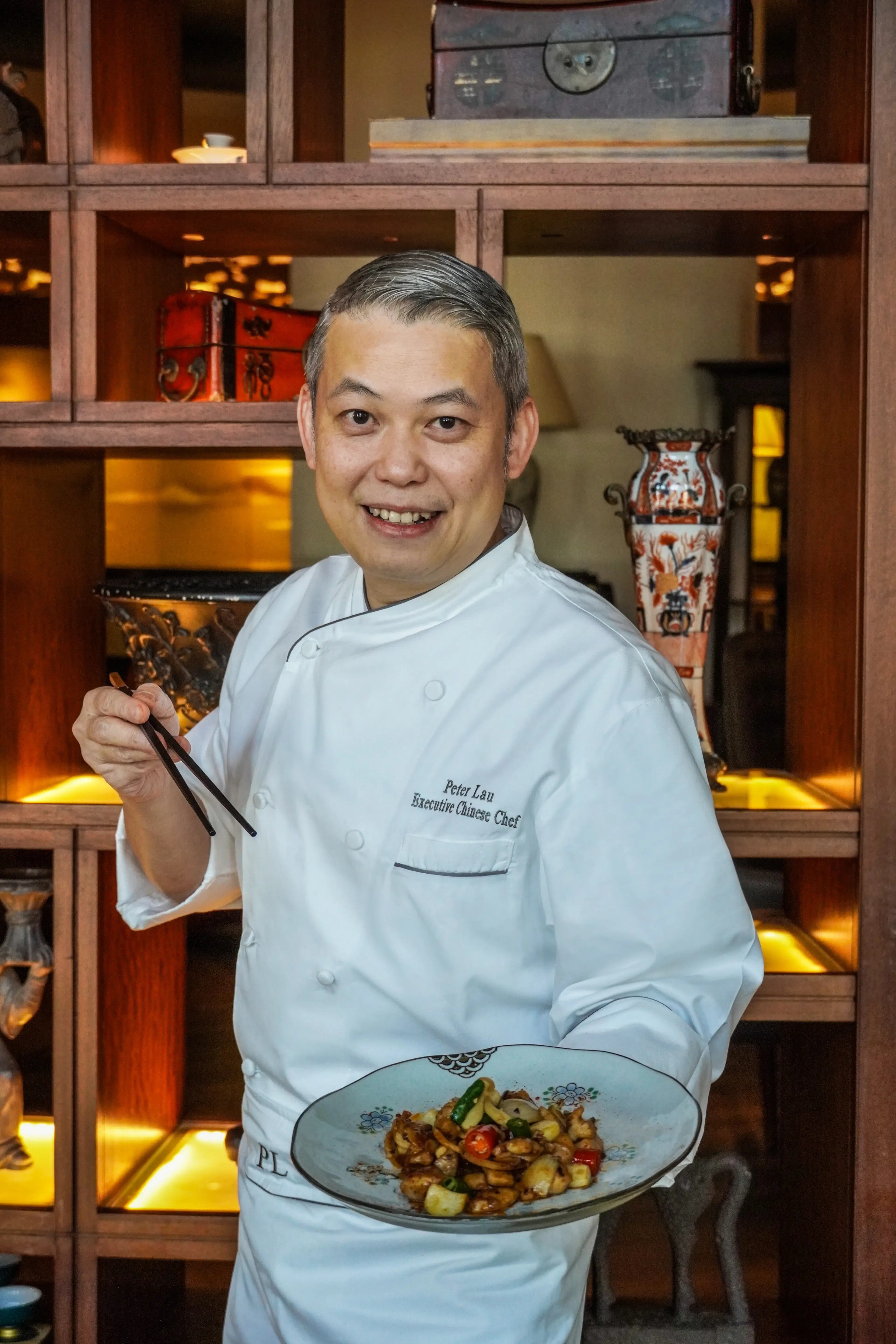 الدجاج المقلي مع الدراق بالصلصة الحلوة والحامضة من شانغ بالاس