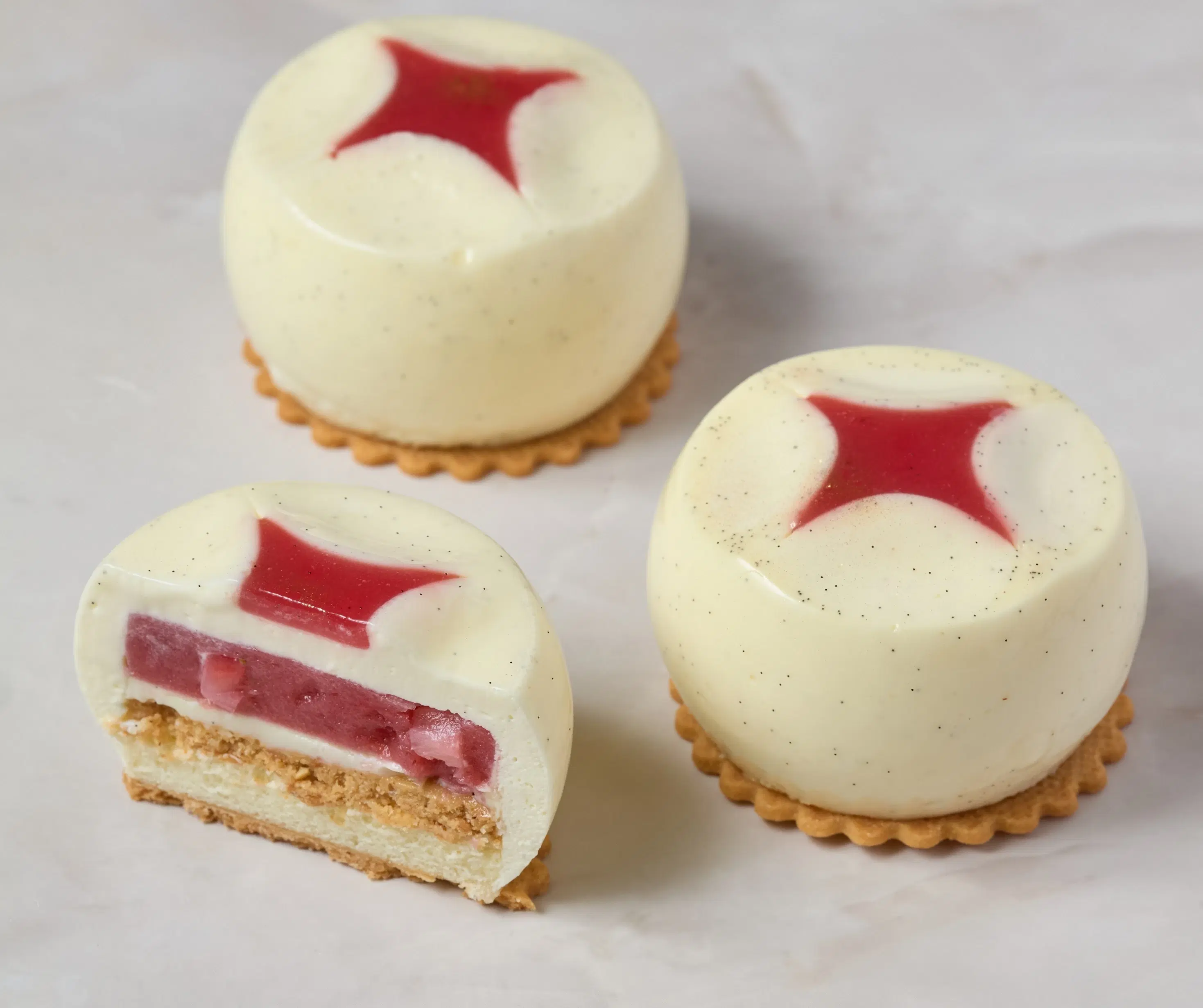 أتقن فنّ تحضير كعكة الفانيليا والفراولة من ماندارين أورينتال