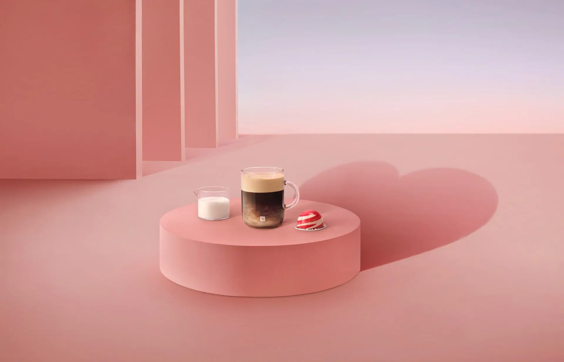 لاتيه الفراولة والشوكولاتة البيضاء المثلج: مزيج مثالي يجمع الحلوى والقهوة