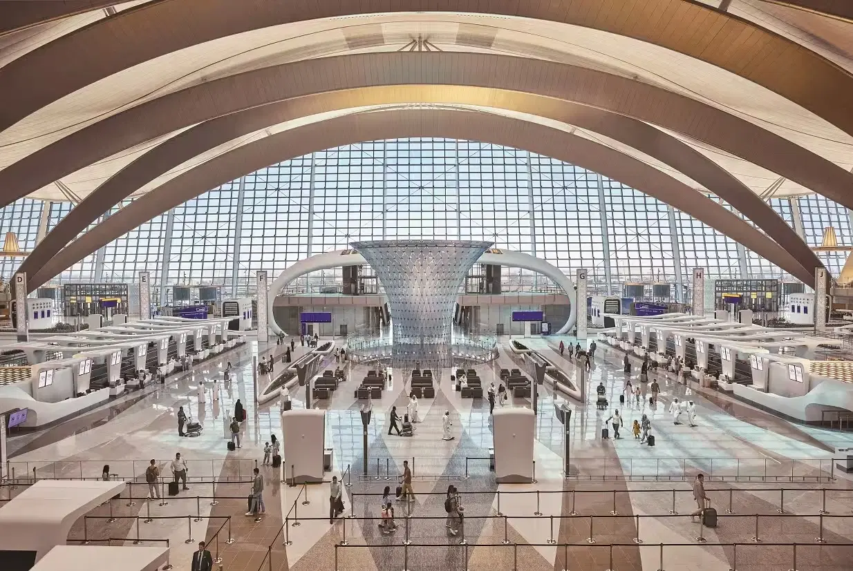 انسَ أمر السفر، الزوار يتوجهون إلى مطار أبوظبي للتسوق من متاجر فندي وسان لوران